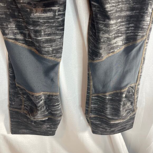 Athleta capri leggings Variance shades of grey/black Reflector size Small-womans - Picture 3 of 6